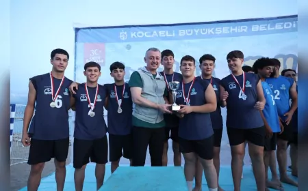 Plaj Şenlikleri Sekapark’ta Coşkuyla Başladı: Başkan Büyükakın Gençlerle Sahada