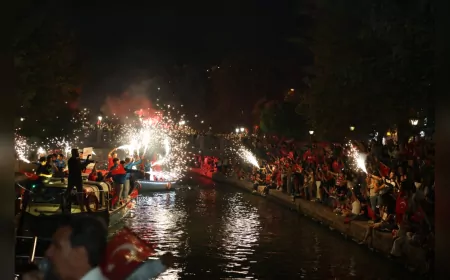 Eskişehir’de Porsuk Çayı’nda Fener Alayı Coşkusu
