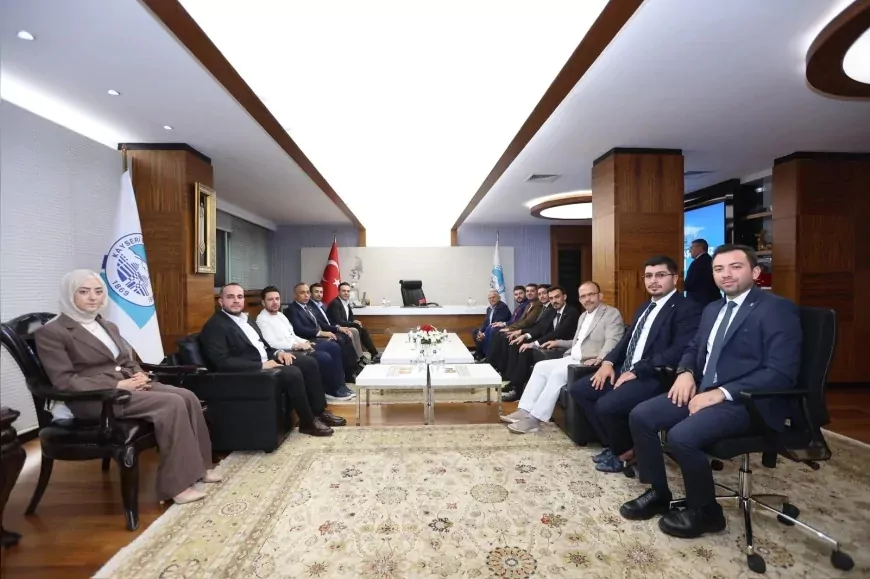 Başkan Büyükkılıç, gençlik kolları başkanı İbiş ile Kayseri’nin genç odaklı projelerini görüştü