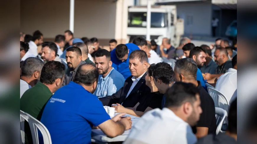 Başkan Tugay Sabahın İlk Işıklarında İşçilerle Kahvaltıda Buluştu