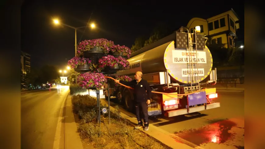 Gece Mesaisiyle Şehir Canlanıyor: Eskişehir’de Çiçekler ve Ağaçlar Yaz Boyu Renk Saçıyor