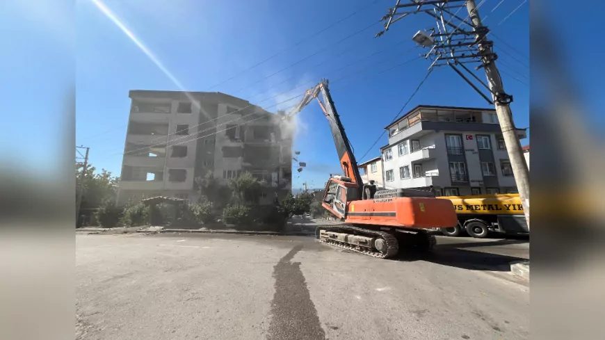Derince’de 99 Depreminden Kalan Ağır Hasarlı Bina Yıkılıyor