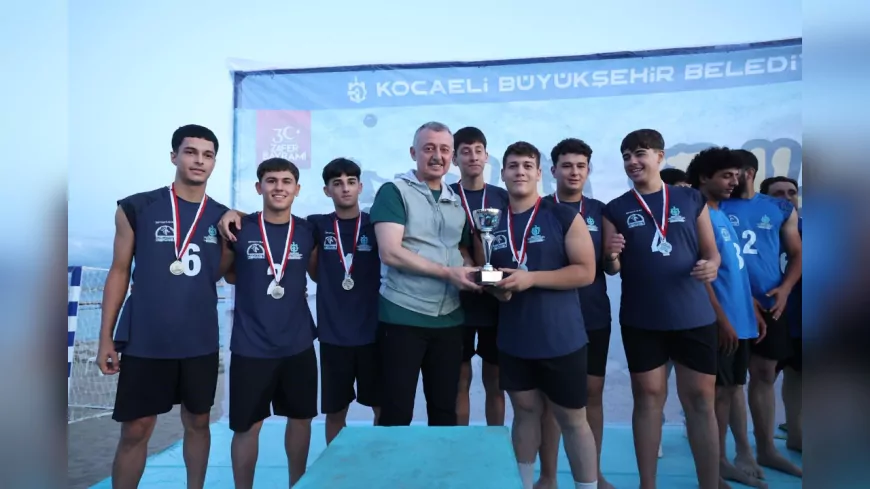 Plaj Şenlikleri Sekapark’ta Coşkuyla Başladı: Başkan Büyükakın Gençlerle Sahada