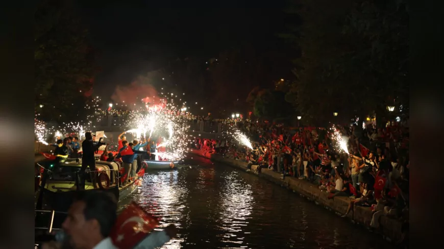 Eskişehir’de Porsuk Çayı’nda Fener Alayı Coşkusu