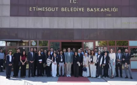 Başkan Erdal Beşikcioğlu: "Gençlik için değil, gençlikle birlikte yönetim anlayışını benimsiyoruz"