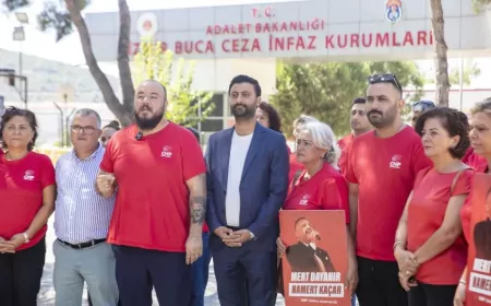 CHP Güzelbahçe İlçe Örgütü, tutuklu başkanlar için Buca Cezaevi önünde eylem yaptı