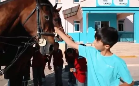Van’da atlı jandarma timleri okul çevresinde devriye yaptı, öğrencilerle buluştu