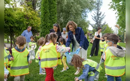 Başkan Ünlüce, Dünya Temizlik Günü’nde Çocuklarla El Ele Çöp Topladı