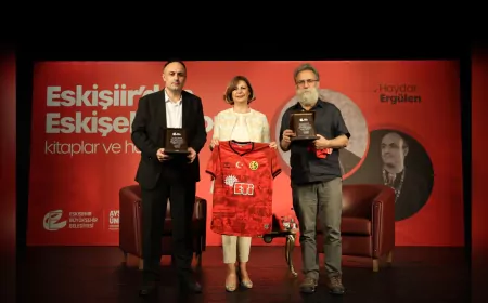 Şiir ve Futbol Eskişehir’de Aynı Sahada Buluştu: “Eskişiir’den Eskişehirspor’a” Söyleşisi Yoğun İlgi Gördü