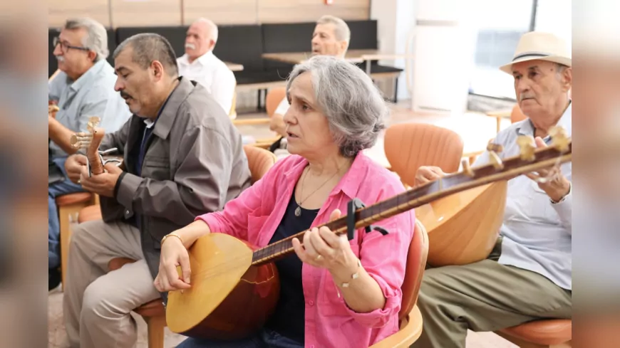 Emek Kafe’de Türkü Şöleni: Kıdemli Vatandaşlardan Müzik Ziyafeti