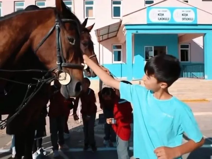 Van’da atlı jandarma timleri okul çevresinde devriye yaptı, öğrencilerle buluştu