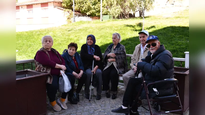 Ayhan Teyzenin 80 Yıllık Hasreti Son Buldu, 98. Yaşı Memleketinde Kutlandı
