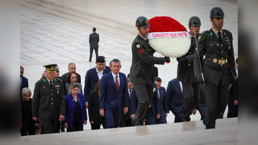 CHP Genel Başkanı Özgür Özel ve Parti Yöneticileri Anıtkabir’i Ziyaret Etti