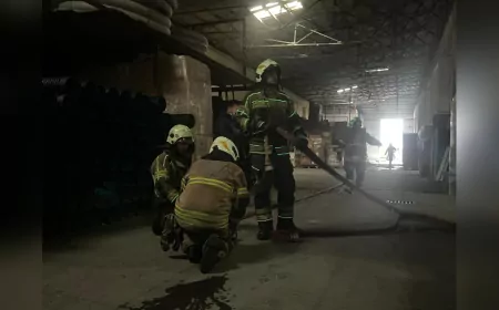 Bornova’daki Depo Yangını İtfaiyenin Hızlı Müdahalesiyle Kontrol Altına Alındı