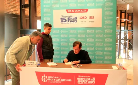 Bu Kuyrukta Sabrın Adı: Kitap ve İmza Sevgisi