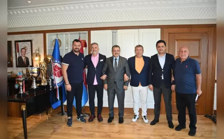 Başkan Genç, “Efsanelerle Yeniden” Turnuvası İçin Trabzon’a Gelen Futbol Efsanelerini Ağırladı