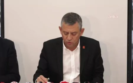 Özgür Özel'den Sert Mesaj: “Fotoğrafla Meşruiyet Arayanlara Acıyarak Bakıyorum”