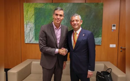 Özgür Özel, Madrid’de Pedro Sanchez ile Bir Araya Geldi