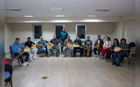 Tepebaşı’nda Gençler Gitar ve Bağlama Çalmayı Öğreniyor