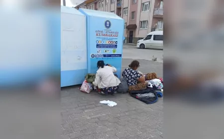 Kütahya’da Giysi Kumbarasına Saygısızlık: Eşyaları Talan Edip Ortalığa Saçtılar