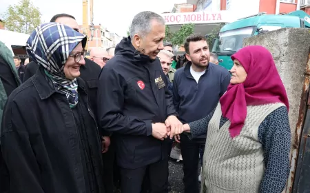 Balıkesir Sındırgı’da 6.1 Büyüklüğündeki Depremin Ardından Ali Yerlikaya Vatandaşlarla Bir Araya Geldi