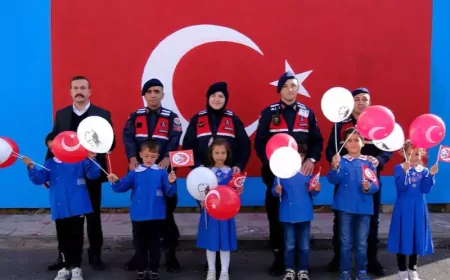 BAYBURT’TA JANDARMA EKİPLERİ VE ÖĞRENCİLERDEN ANLAMLI 29 EKİM ETKİNLİĞİ: OKUL DUVARINA DEV TÜRK BAYRAĞI ÇİZİLDİ