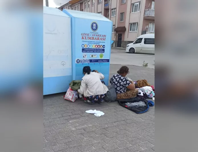 Kütahya’da Giysi Kumbarasına Saygısızlık: Eşyaları Talan Edip Ortalığa Saçtılar