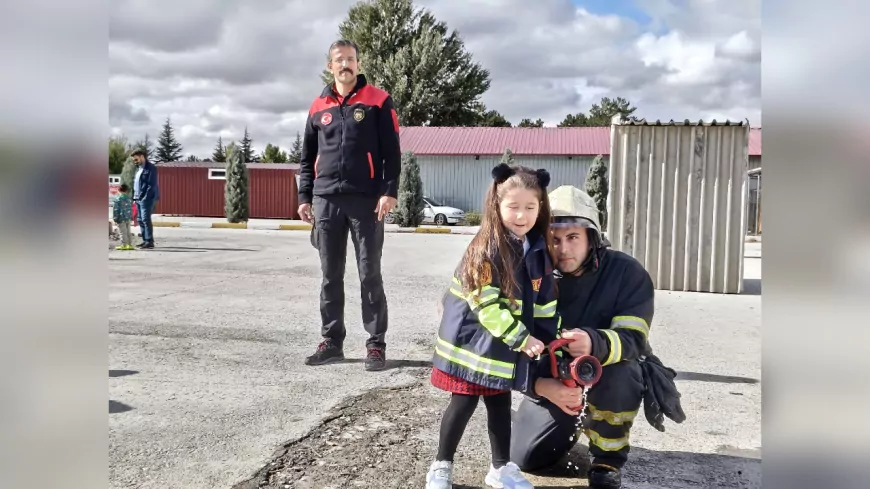 Minik Öğrencilerden İtfaiyecilere Anlamlı Ziyaret
