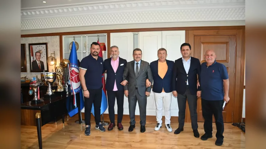 Başkan Genç, “Efsanelerle Yeniden” Turnuvası İçin Trabzon’a Gelen Futbol Efsanelerini Ağırladı