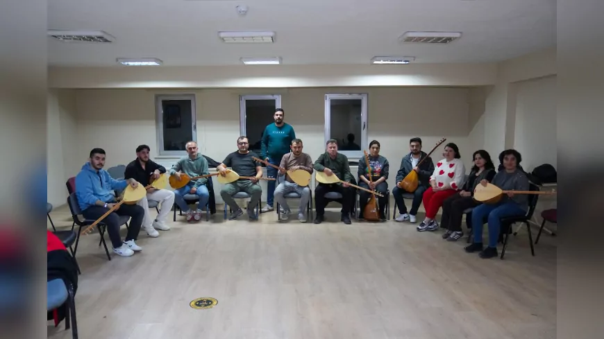 Tepebaşı’nda Gençler Gitar ve Bağlama Çalmayı Öğreniyor