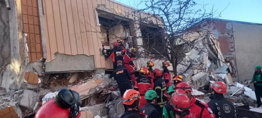 Kocaeli Gebze’de Bina Kendiliğinden Çöktü: 5 Kişinin Enkaz Altında Olduğu Değerlendiriliyor