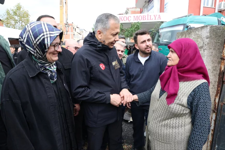 Balıkesir Sındırgı’da 6.1 Büyüklüğündeki Depremin Ardından Ali Yerlikaya Vatandaşlarla Bir Araya Geldi
