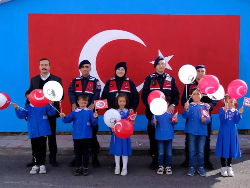 BAYBURT’TA JANDARMA EKİPLERİ VE ÖĞRENCİLERDEN ANLAMLI 29 EKİM ETKİNLİĞİ: OKUL DUVARINA DEV TÜRK BAYRAĞI ÇİZİLDİ