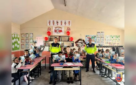 Ağrı Jandarmasından Minik Öğrencilere Sürpriz Ziyaret