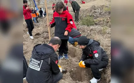 Tepebaşı Arama Kurtarma Ekibi’nden Fidan Dikimine Destek