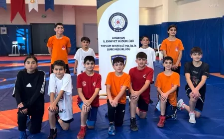 Ardahan Emniyet Müdürlüğü Ekipleri “Serhat’ın Çocukları Gülsün Diye” Projesi Kapsamındaki Güreş Kursunda Öğrencilere Güvenlik ve Bilinçlendirme Eğitimi Verdi
