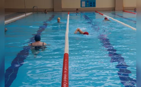 Tepebaşı’nda Su Korkusu Tarihe Karışıyor: Kadınlar Yüzmeyi Keyifle Öğreniyor