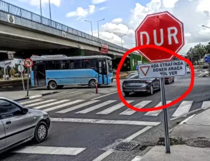 Kütahya Sporkent Alt Geçidinde Uyarı Levhaları Tepki Çekti: Sürücüler Görünürlük Eksikliğinden Şikayetçi
