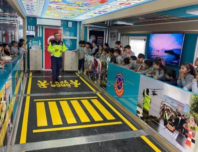 Jandarma Ekiplerinden Miniklere Uygulamalı Trafik Eğitimi
