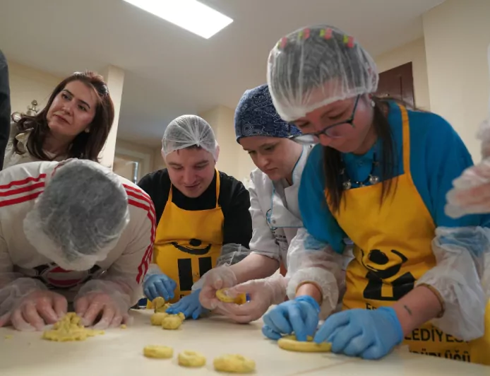 Özel Bireyler ve Lise Öğrencileri Kurabiye Atölyesinde Buluştu
