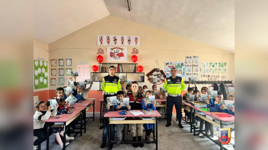 Ağrı Jandarmasından Minik Öğrencilere Sürpriz Ziyaret