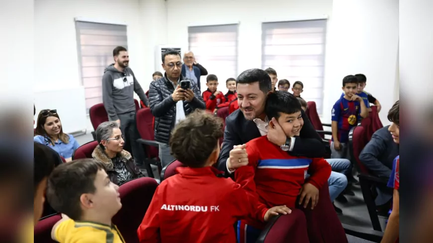 Başkan Rasim Arı’dan Minik Futbolculara Krampon Sürprizi