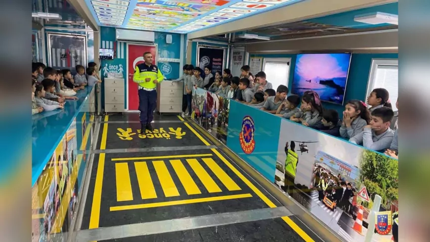 Jandarma Ekiplerinden Miniklere Uygulamalı Trafik Eğitimi