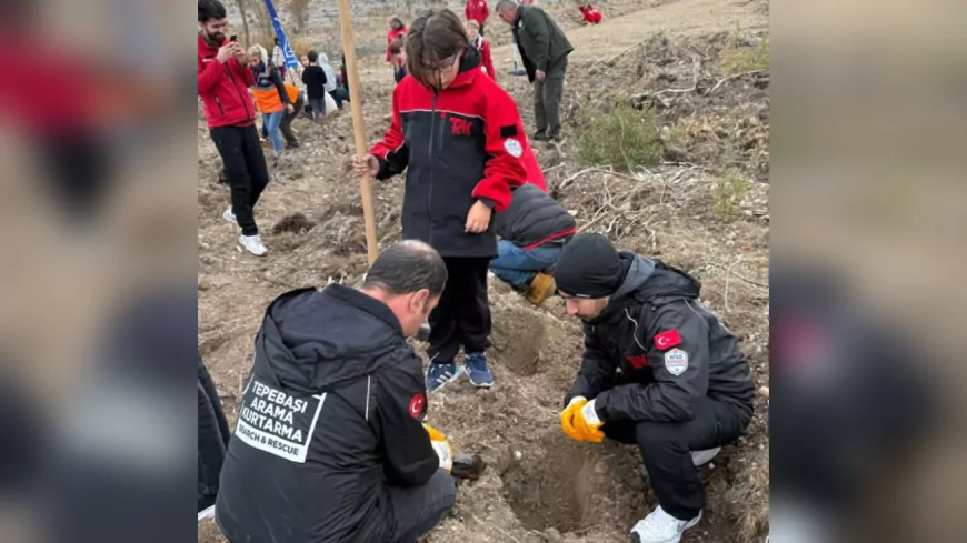 Tepebaşı Arama Kurtarma Ekibi’nden Fidan Dikimine Destek
