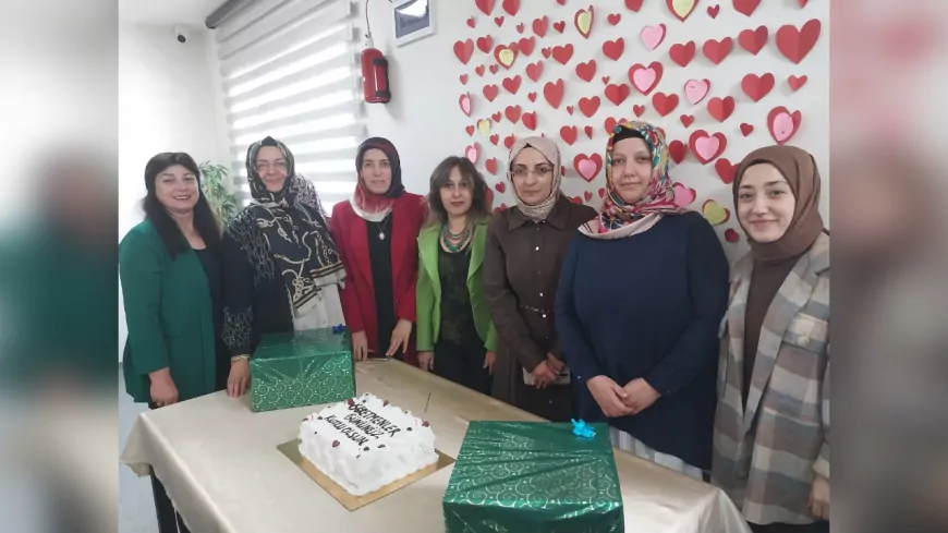 Pursaklar’da Kursiyerlerden Öğretmenlerine Sevgi Dolu Kutlama