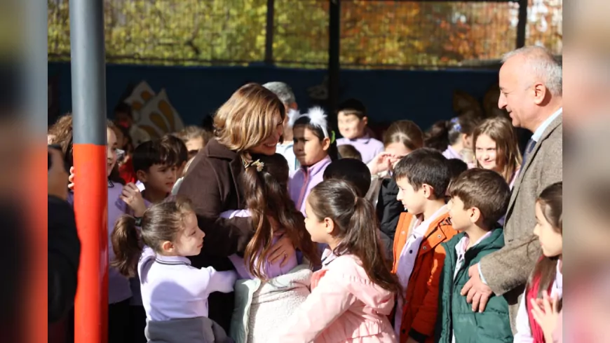 Başkan Ayşe Ünlüce, 44 Yıl Sonra Mezun Olduğu Okulda Öğretmenler Günü’nü Kutladı