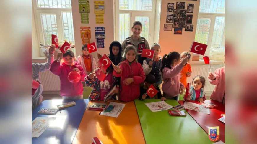 Jandarma’dan Minik Öğrencilere Trafik ve Güvenlik Eğitimi