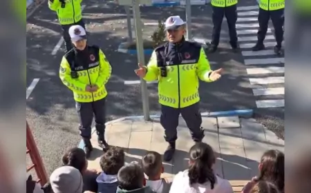 Hakkari Jandarmasından Çocuklara Trafik Eğitimi: Uygulamalı Parkurla Bilinçlendirme