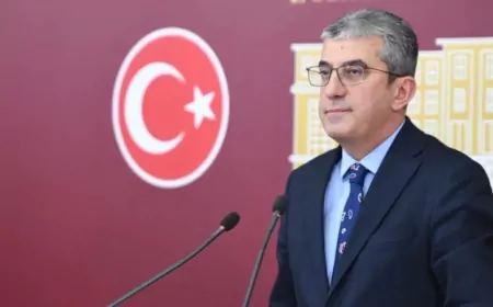 CHP’li Gökhan Günaydın: “AKP kendi enkazını alkışlıyor, bütçe faize gidiyor, halkın derdi konuşulmuyor”
