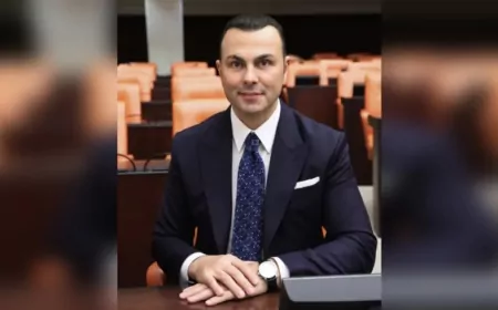 AK Parti İstanbul Milletvekili Seyithan İzsiz: “Bir cümle de emanettir, bu Meclis ayrılığı değil kardeşliği büyütmelidir”